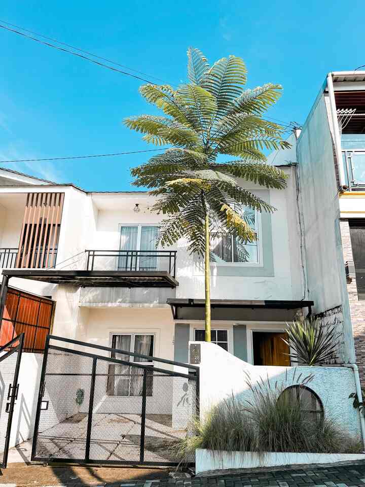 Fasad rumah ini adalah fasad rumah bawaan dari developer perumahan , bentuknya minimalis dengan konsep di penuh kaca . Untuk cat ekterior kami memilih warna putih untuk memberi kesa  luas dan cerah. 
#pagarrumahminimalis #pagarrumahtrapesium #inspirasifasad #stylefasad #catrumah 