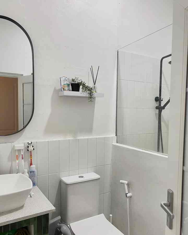 • Kamar Mandi Mungil Dengan Sekat •

Banyak pertanyaan kenapa kamar mandi kecil tapi disekat? Jadi kamar mandi ini berukuran 1,8 x 1,5 m dan ini merupakan kamar mandi satu-satunya yang ada di rumah kami. Lalu kenapa kami sekat? Tujuan kami sederhana sih supaya lebih mudah aja untuk pembersihan rutinnya 😁

Karena ukurannya yang mungil sengaja kami pilih dominan warna putih dengan beberapa sentuhan warna lain agar tetap terlihat terang.

#BacksplashKamarMandi #KeramikKamarMandi #KeramikDinding #WarnaKamarMandi #Dekorasikamarmandi #KamarMandiMinimalis #InspirasiKamarMandi 