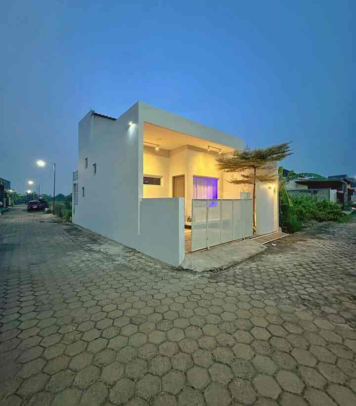 Inspirasi Fasad Minimalis ◻️
-
Tema fasad Angka House Minimalis,
kita memilih tema Minimalis karena menyesuaikan lahan tanah, luas tanahnya hanya 6x12meter. Idealnya rumah itu mempunyai lorong / pintu samping, carport, teras / sedikit taman, kita mendesain sedemikian untuk menyesuaikan lahan dan keinginan yang simple
-
Material fasad cat berwarna putih full dari depan hingga belakang, menggunakan pagar perforated dengan kombinasi tembok dan plat miring, nomor rumah memggunakan akrilik, pemasangan lampu diarahkan miring ke nomor rumah agar bagian tengah juga terkena cahaya , sedangkan lampu dibagian pinggir dipasang agak atas agar menerangi jalan 
-

#StyleFasad #InspirasiFasad #PagarRumah #PagarRumahMinimalis #WarnaCatPagar #CatRumah #FlooringDeck #KursiSemen #angkahouse #minimalis