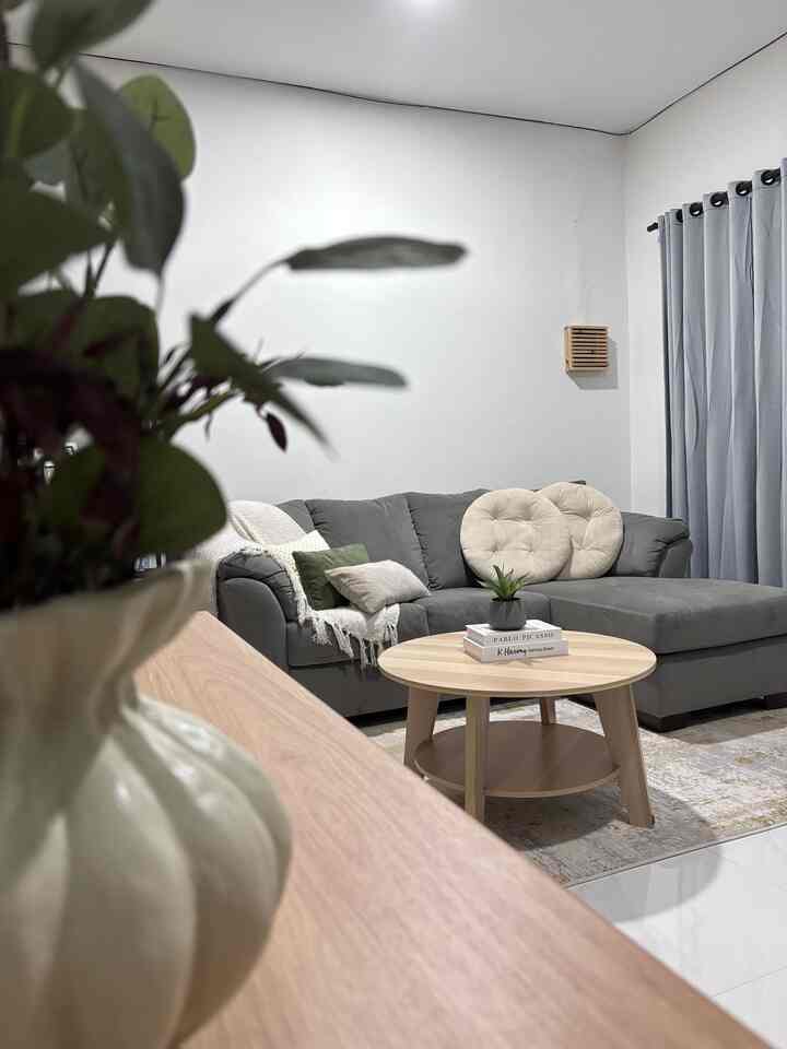 Masih mencari hiasan dinding/wall art yang sesuai kantong 😹

#ruang tamu #minimalistlivingroom #ruangtamu #sofaabuabu #dekorasiruangtamu 