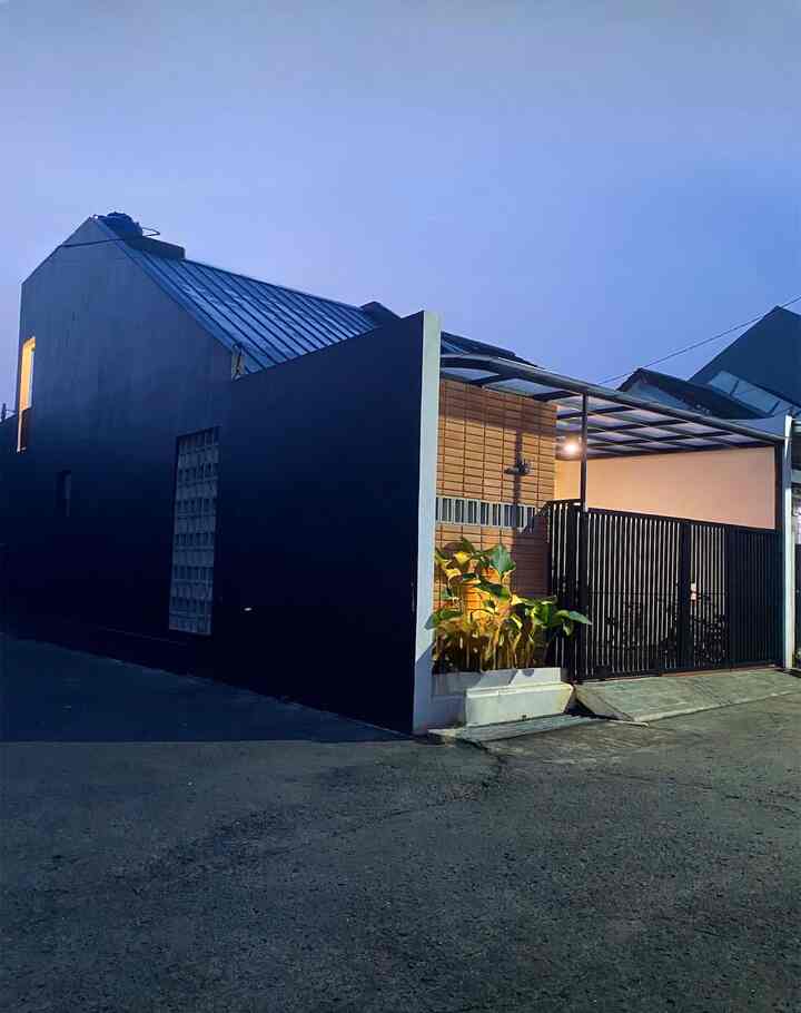 Fasad Rumah Minimalist Industrial ✨

Beginilah fasad rumah kami saat subuh menjelang pagi.
Fasad ini sangat kental dengan konsep industrial. Pemilihan warna cat eksterior yang serba hitam, pagar besi hollow minimalis yang juga berwarna hitam, lantai carport batu andesit, ditambah juga dengan adanya bata ekspose dan roster yang unfinished looks. Tak lupa kami tambahkan sedikit penghijauan dengan adanya box planter di bagian samping fasad rumah. Agar kesan fresh tetap ada di fasad rumah ini.

#PagarRumah #PagarRumahIndustrial #PagarRumahMinimalis #WarnaCatEksterior #AtapCarport #LantaiCarport #InspirasiFasad #StyleFasad