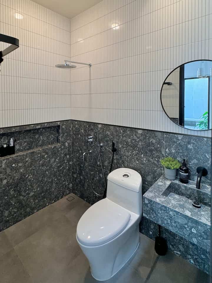 Ini adalah kamar mandi anak/tamu dengan ukuran sekitar 2.3m x 1.2m, yang cukup untuk menampung semua elemen penting seperti shower, toilet, dan wastafel tanpa terasa sempit. Dengan ukuran ini, kita bisa memanfaatkan setiap sudut dengan baik.

Kami memilih material keramik hitam dan putih karena keduanya memberikan nuansa elegan. Keramik hitam memberikan kesan dramatis, sementara putih menciptakan kesan bersih dan terang. Selain itu, material keramik tahan air dan mudah dibersihkan, menjadikannya pilihan praktis untuk kamar mandi.

Kami ingin menciptakan aesthetic minimalis dan modern dengan sentuhan glamor. Dengan penggunaan warna hitam dan putih, saya berencana menambahkan elemen-elemen seperti lampu gantung. Penggunaan tanaman hijau kecil juga akan menambah kesan segar.

Penting untuk memilih furnitur dan perlengkapan yang tidak hanya menarik tetapi juga praktis. Misalnya, memilih wastafel yang disesuaikan ukuran dan keramik kamar mandi, bikin kamar mandi semakin stylish. Menggunakan cermin besar untuk menciptakan ilusi ruang yang lebih luas dan menambahkan pencahayaan yang baik agar kamar mandi tetap terasa nyaman dan berfungsi dengan baik.

#keramikkamarmandi #pintukamarmandi #wastafelkamarmandi #kamarmandihitamputih #keramikdinding #dindingkamarmandi #keramiklantai #kamarmandi #kamarmandiminimalis #kamarmandimodern #inspirasikamarmandi #inspirasibathroom #kamarmandiindustrial