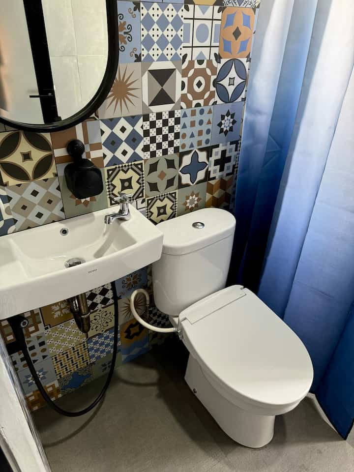 Salah satu Kamar Mandi dirumah dengan design mungil

ini kamar mandi yang sering kami pakai karena pas ukurannya 

Dengan aksen biru dan abu bikin suasana berbeda aja biar ada ruangan yg lebih colorfull

#bumitimi #bathroom #inspirasikamarmandi #kamarmandiminimalis #tileskamarmandi #lantaikamarmandi #kamarmandimungil

