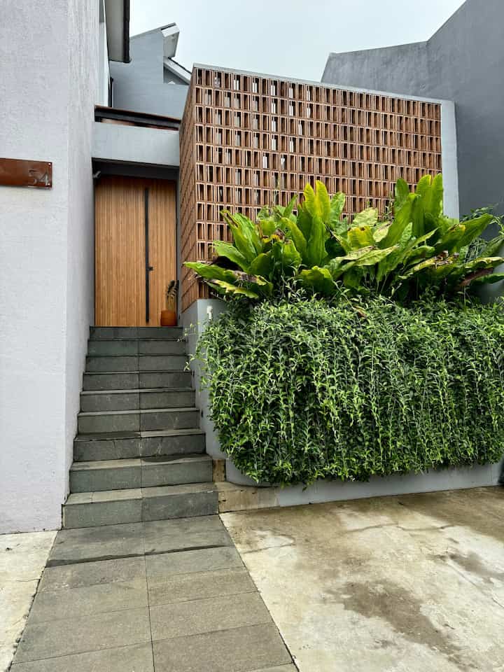 Fasad simple menutupi semua bagian dalam rumah
Terlihat tertutup namun didalam banyak bukaan 

Dikelilingi oleh roster agar aliran udara tetap bagus 

#bumitimi #fasad #inspirasifasad #stylefasad #fasadindustrial #fasadintrovert #fasadroster