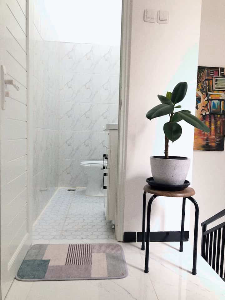 

Kamar mandi kecil ukuran 1,15m x 2m dengan design sangat minimalis. Beberapa ide yang ku implementasikan dalam mensiasati ruangan kecil ini agar tetap fungsional, Salah satunya yaitu memilih warna netral seperti putih pada beberapa perlengkapan untuk memberikan kesan luas dan bersih. 

Wastafel yang di gunakan pun memiliki kabinet penyimpanan tersembunyi sehingga terlihat rapi dan tidak sesak. Saya pun menggantung cermin besar diatas wastafel kabinet dengan tujuan agar dapat menciptakan ilusi agar tercipta ruang yang tidak sempit. Dan yang tak kalah penting pemilihan closet duduk yang compact agar lebih ramping untuk menghemat ruang. 

Dan itu tadi beberapa prinsip yang ku terapkan untuk mensiasati kamar mandi kecil agar tetap fungsional namun tetap estetik dan nyaman. ✨

#closetduduk #keramikhexagon #kesetkaki 
#wastafelkabinet #minimalis #kamarmandiminimalis #InspirasiKamarMandi 