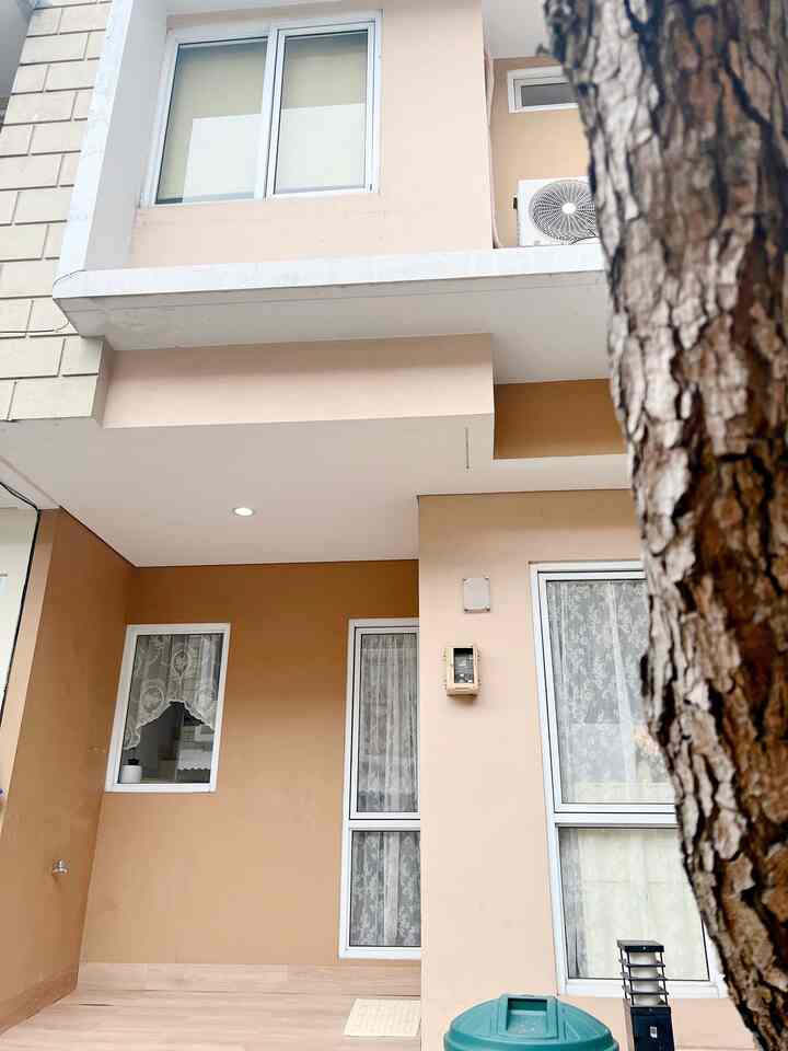 Fasad rumah bawaan developer yg tidak boleh di ubah" karna cluster tidak memiliki pagar dan rumahnya semua senada dengan tetangga lainnya tp berbeda warna saja 🥹🤍ak hanya menambahkan vinyl di bagian depannya dan beberapa acesories karna baru pindah masih kosong di daerah depan rencananya mau ak berikan tanaman artificial nantinya untuk mempercantik fasadnya #cattembokfasad #fasad #inspirasifasad #stylefasad #rumahmungil #rumahkecil #jendelaumunium #tiraiantik 
