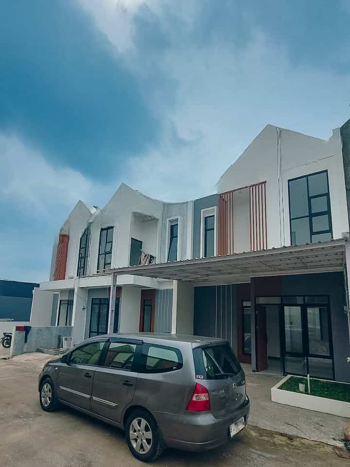 Hiii .. ✨

Bercerita sedikit bertiga.rumah dengan bangunan 60m2 ini merupakan rumah modern segaris dengan memaksimalkan penggunaan lahan yang tersedia. Fasad ini belum banyak kami ubah namun beberapa upaya kami lakukan untuk menciptakan kenyamanan, seperti pemasangan carpot dan lampu gantung dengan warna senada. Serta untuk memberikan kesan hangat kami kengunakan mebel pintu kayu, dan pintu kami mengunakan smart door lock untuk menambah kesan modern. ✨
#carpotrumah #pintukayurumah #smartdoorlock #lampugantung #inspirasiFasad #StyleFasad