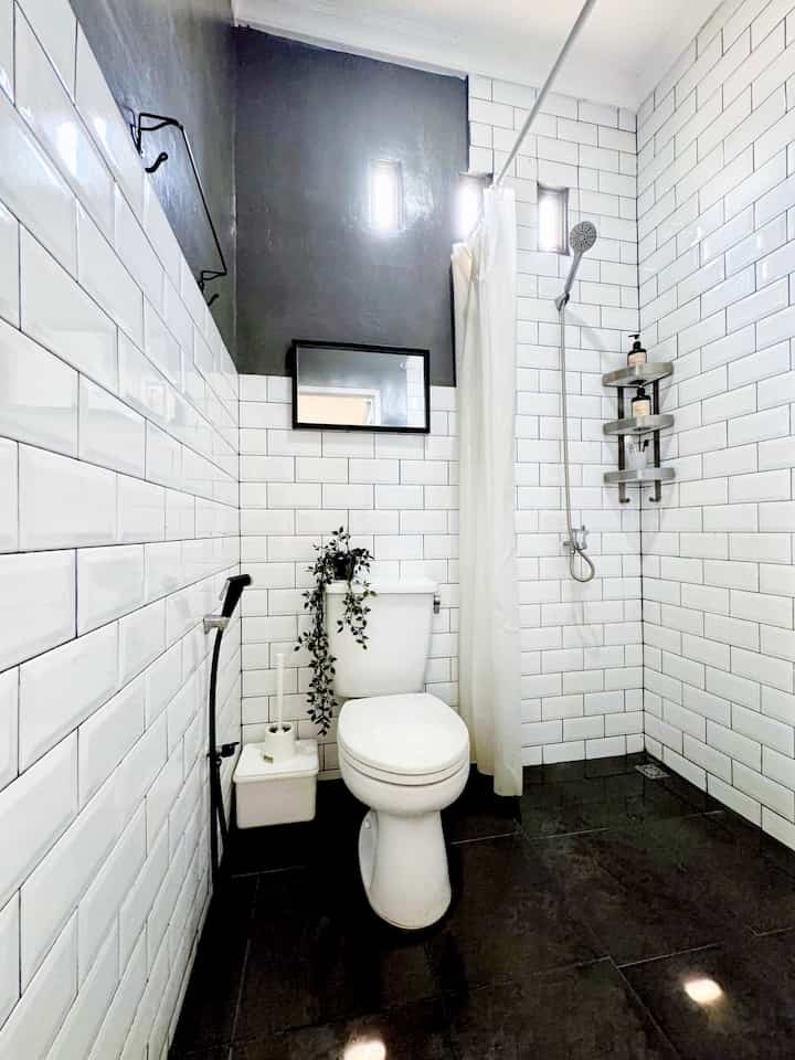 🌸 Monochrome Bathroom Materials 🌸

Aku memilih tema monochrome untuk toilet ini karna dulu pengen banget punya rumah tema industrial tapi takut kerasa sempit karena ukuran rumah yang gak terlalu besar, jadi akhirnya aku sedikit aja mengaplokasikannya di salah satu ruang di rumah ini.
Seperti keramik, jet washer dan gantungan handuk aku memilih warna hitam supaya kerasa tema industrial monochromenya, tapi sayang gantungan handuk IKEA ini sudah discontinue.
Keramik bevel mulia signature digunakan untuk dinding supaya terlihat lebih aesthetic dengan kesan 3Dnya, lalu dipasang horizontal untuk memberikan kesan lebih luas.
Di toilet ini menggunakan tirai untuk memisahkan area shower dan toilet.
Rak sabun memilih model bertingkat supaya muat banyak tapi terlihat kokoh dengan warna silver dan material besinya.
Tidak lupa menaruh sedikit hiasan seperti artificial plant di atas toilet supaya cantik.
Sikat toilet dan botol pump sabun juga aku pilih yang senada supaya terlihat lebih aesthetic ✨

#KeramikKamarMandi
#Toilet
#CatKamarMandi
#WarnaKamarMandi
#DindingKamarMandi
#KeramikDinding
#KeramikLantai
#KamarMandi
#KamarMandiMinimalis
#KamarMandiMonokrom
#MonochromeToilet
#KamarMandiIndustrial
#InspirasiKamarMandi