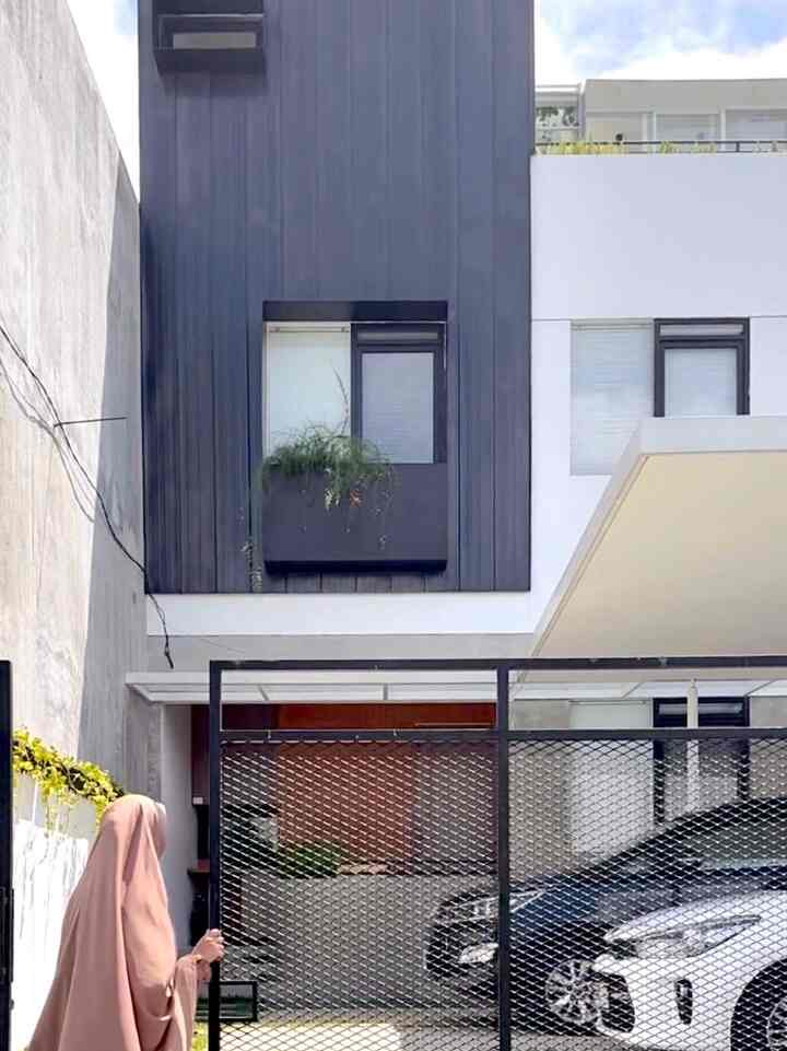 Fasad Satusama menampilkan konsep clean dan tegas dengan warna monochrome.
Dipilihlah bentuk kotak dan garis dengan lengkungan dan warna monochrome dari metal sheet berwarna hitam yang dominan. Lalu dikombinasikan dengan beberapa material finishing raw untuk mendapatkan kesan industrial dan terdapat aksen tropis dari dinding bata ekspos pada area pintu masuk rumah.

#pagarrumah #pagarrumahminimalis #pagarwarnahitam #besiplat #fumira #catputih #gypsum #InspirasiFasad  #StyleFasad #fasadrumah #desainfasad 
