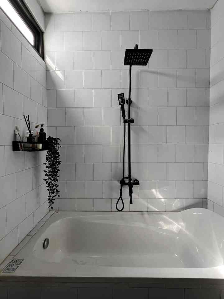 Material Kamar Mandi ✨

Kamar mandi ini sebenarnya jarang digunakan kalau ga lagi pengen berendam saja, ukurannya ga terlalu besar sekitar 3x3.5m muat bathtub dan 1 kloset duduk. Tema yang kita pilih bernuansa monokrom menggunakan tiles dari mulia keramik berukuran 20x20cm. Semoga menginspirasi ya tetangga 🫶🏻

#KeramikKamarMandi
#WarnaKamarMandi
#CatKamarMandi
#DindingKamarMandi
#KeramikDinding
#BathtubKamarMandi
#Bathtub
#KamarMandiMonokrom
#KamarMandiMungil
#InspirasiKamarMandi