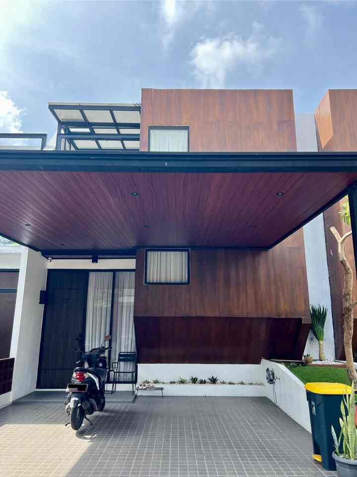 Fasad Rumah ✨

Fasad #BruwnHouse bertema industrial didominasi warna cokelat dan hitam. Balok menggunakan material list plank membuat kesan rumah ini tinggi. Sebenarnya fasad rumah ini lah yang menarik hati kami, karena menurut kami cukup unik dan berbeda.

Material lain yang membuat rumah ini semakin industrial adalah penggunaan besi hollo dan plafond PVC pada atap kanopi.

#ConwoodPlank
#PlafonPVC
#CatTembok
#CatEksterior
#KeramikTeras
#KeramikCarport
#KursiTeras
#MejaTeras
#InspirasiFasad
#StyleFasad