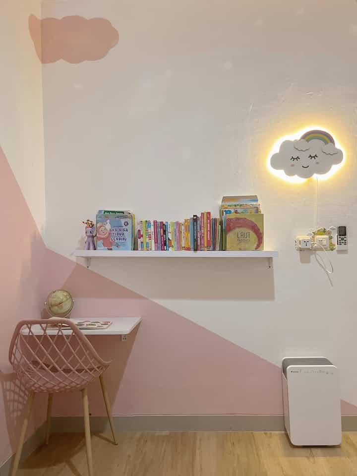 Kamar anak luas 9 meter persegi. Kami menggunakan ranjang atas bawah agar menghemat tempat karena kamar ini digunakan untuk 2 anak perempuan. Dinding kami cat dekoratif simpel agar tidak monoton. Ambalan dan meja kami pilih yang menempel dinding dan bisa dilipat agar space saving. Untuk lantai kami memakai SPC selain looks warm, SPC juga lebih hangat daripada lantai keramik jadi lebih nyaman untuk anak-anak duduk di lantai. 

#MejaBelajarAnak #Ambalan #MejaLipat #CatDindingKamar #KamarAnak #KamarAnakPerempuan #KamarAnakMinimalis #InspirasiKamarAnak
#KamarPink #Tangerang #Rumakaf