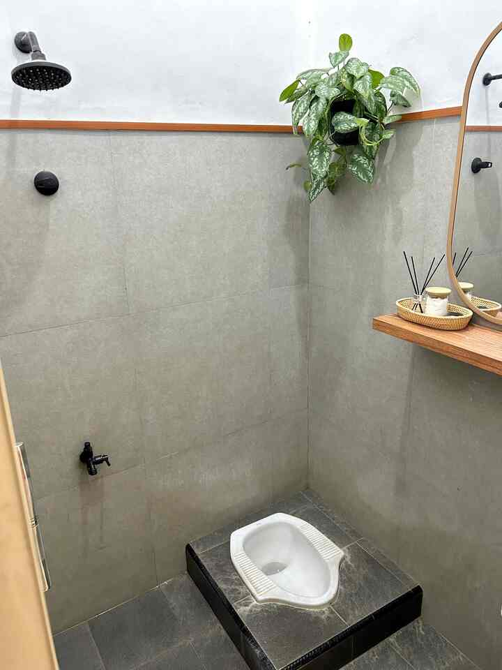 Kamar mandi mungil ini hanya berukuran 1.4 x 1.4 m saja. 
Saya memilih keramik lantai dan granit dinding berwarna abu agar terlihat lebih adem.
Diatas dinding granit saya tambahkan lis kayu dan cermin agar terlihat lebih aesthethic. 
Beberapa tanaman saya letakan agar terlihat lebih asri dan sebagai pembersih udara juga di dalam kamar mandi 

#KamarMandiMinimalis #CatKamarMandi #KeramikDinding #DindingKamarMandi #CerminKamarMandi #InspirasiKamarMandi #KamarMandiMungil