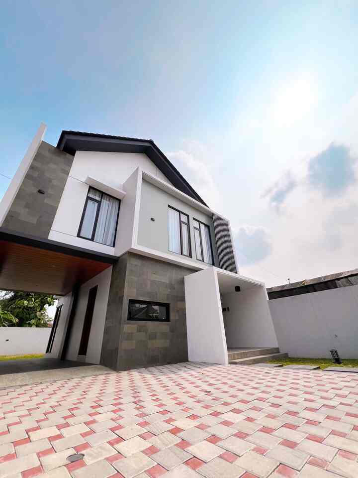 Halo semua 🫶🏻
Kali ini saya akan membahas tentang fasad rumah bujangan. Fasad rumah ini merupakan penggabungan dari fasad scandinavian dan minimalis.
•
Fasad rumah bujangan menggunakan warna monokrom agar bangunan memiliki nuansa lebih maskulin.
•
Penggunaan batu alam pada fasad dan juga pagar menjadi pilihan saya karena dapat menambah estetika bangunan.

#batualam #paving #pavingblock #plafonpvc #pvc #besiholo #pagarbesiholo #batualamacak #PagarRumahMinimalis #InspirasiFasad #DesainFasad #StyleFasad #FasadMinimalis #FasadSkandinavian