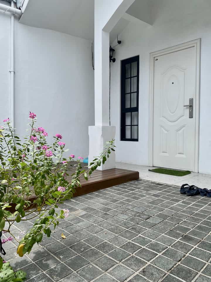 Style fasad di rumah kami ini fasad minimalis menyesuaikan dengan style rumah kami. Di bagian halaman depan kami kombinasikan batu andesit 10x10 dengan conwood yang kami cat dengan warna cokelat tua dan bertektur mirip kayu. Kami pilih menggunakan conwood yang low maintenance karena conwood berbahan dasar semen, begitu juga dengan andesit juga low maintenance hanya perlu di coating saja.

#CatRumah #CatEksterior #BatuAndesit #PintuBaja #WarnaCatRumah #InspirasiFasad #StyleFasad