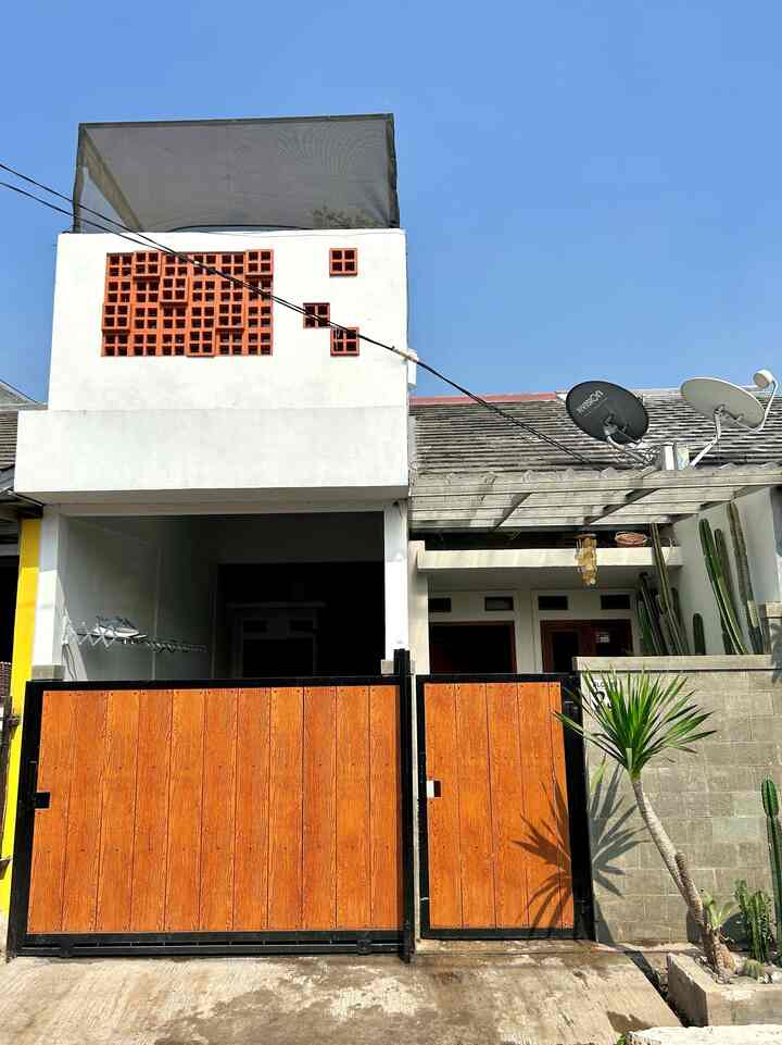 Fasad rumah kami bertemakan minimalis, karena sesuai dengan lahan yang minimalis juga. 
Untuk pagar, saya menggunakan GRC masih dengan motif kayu agar serasi dengan pintu dan decking kayu yang saya pasang di teras. 

#PagarRumah #PagarRumahMinimalis #CatRumah #InspirasiFasad #FasadMinimalis #PandanBali #KaktusKoboi #DeckingTile #StyleFasad