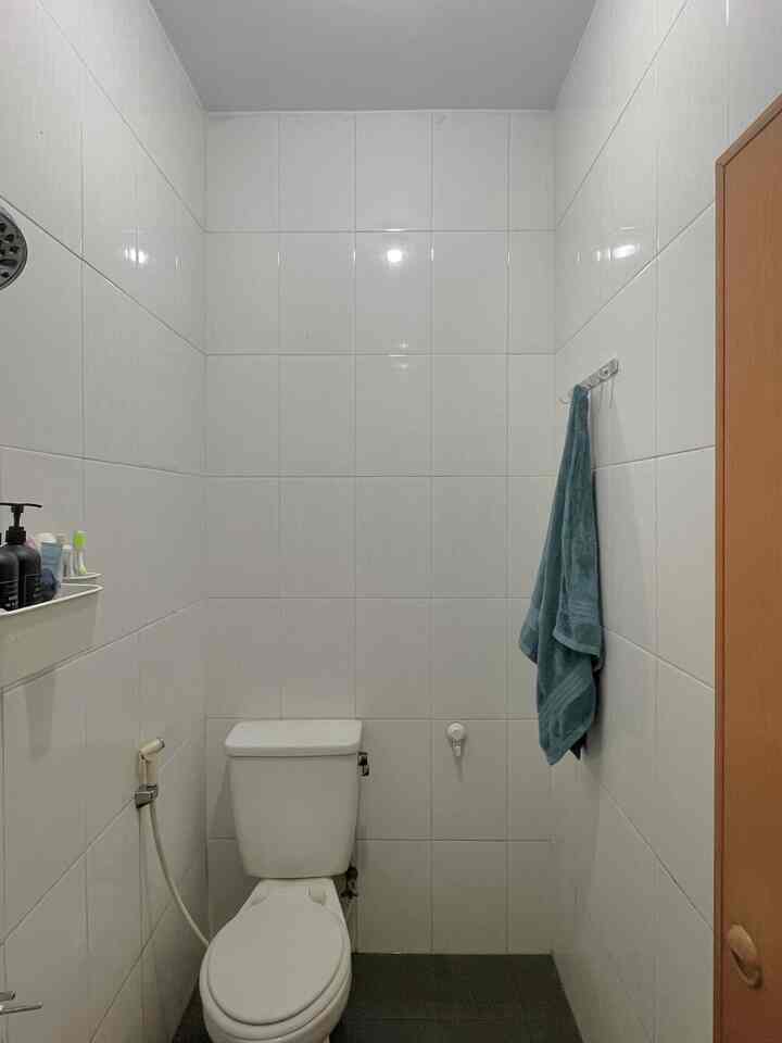 
Kamar mandi berukuran 120cm x 170cm ini dirancang dengan material sederhana untuk menghadirkan kesan clean dan minimalist. Pilihan keramik putih glossy menjadi elemen utama karena membantu ruangan terlihat lebih terang dan luas, meskipun ukurannya terbatas.

📌 Estetika & Fungsi:
- Clean look: Rak kecil di dinding meminimalkan clutter sambil menjaga semua kebutuhan tetap mudah diakses.
- Hemat ruang: Hanya ada barang-barang esensial untuk menjaga kamar mandi tetap rapi dan fungsional.

💡 Tips Menarik:
- Keramik warna terang seperti putih atau krem membuat ruangan kecil terasa lebih lapang.
- Minimalkan barang di area terbuka dengan hanya menyimpan kebutuhan utama di kamar mandi.
- Tambahkan aksen tekstil seperti handuk berwarna netral (seperti warna hijau toska di sini) untuk sentuhan cozy tanpa mengurangi kesan minimalist.

Bagaimana menurutmu? 😌

#KamarMandiMinimalis #InspirasiKamarMandi 
#KeramikDinding
#WarnaKamarMandi 
#TekstilKamarMandi