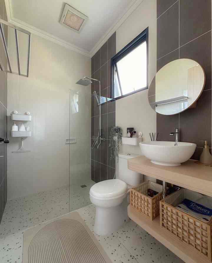 Kamar mandi dirumah #arieskamarina semuanya berukuran mini. Jadi mesti pintar-pintar memilih perabotan dan mengatur dekorasinya supaya tidak mengganggu keleluasaan pergerakan kita didalam kamar mandi. Berhubung sempit, aku memanfaatkan keranjang-keranjang untuk menyimpan keperluan kamar mandi seperti stok tissu, sabun, shampoo dll. Untuk skincare dan parfumes dll aku sengaja mencari cermin yang punya kabinet dibelakangnya sehingga tidak memakan tempat lagi. Untuk kabinet seperti ini harganya cukup affordable. Best buy juga sih ini. 

Untuk bentuk kamar mandi sendiri dari developer memang bentuknya sudah seperti ini, aku hanya mengganti lantai keramiknya dengan milan tiles calina pixie dengan cara ditumpuk tanpa melepas keramik aslinya. Untuk sekeliling dindingnya, kami biarkan seperti aslinya, developer menggunakan keramik seluruhnya, tapi aku kurang tau jenis dan brandnya. Lalu aku membuat 1 meja untuk washtafel dan ambalan bawah meja untuk storage. Material meja dan ambalan itu adalah PVC board lalu di cover dengan taco sheet dengan warna yang senada dengan warna pintu. 

Semoga menginspirasi ya 🥰

#kamarmandiminimalis
#keramikkamarmandi
#inspirasikamarmandi
#kamarmandi
#floatingtable
