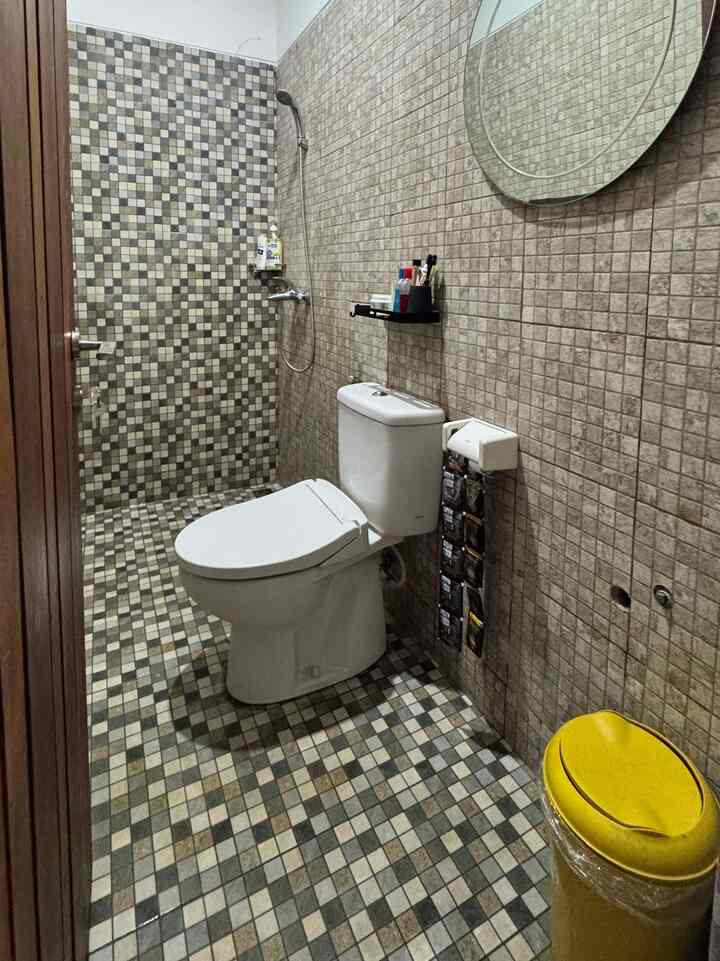 Kamar mandi sederhanaku ini berukuran kurang lebih 1,3 x 2,3 m, 
Bahan keramik kasar kami pilih dengan ukuran 30x30, dan tentunya ada plus minusnya pemakaian keramik kasar ini, salah satunya yang sering nampak jika tidak sering dibersihkan akan cepat menguning huhuhu..olehnya itu penting sekali kujaga kebersihannya. 
Pemasangan kontainer di dinding bisa buat dekorasi di kamar mandi lebih rapi, selain membuat hemat tempat, kamar mandi bisa jd aesthetic versiku 😊

#Kamarmandi
#InspirasiKamarMandi
#KeramikKamarMandi
#PintuKamarMandi
#WarnaKamarMandi
#KeramikKamarMandi
#KeramikLantai
#KamarMandiMinimalis