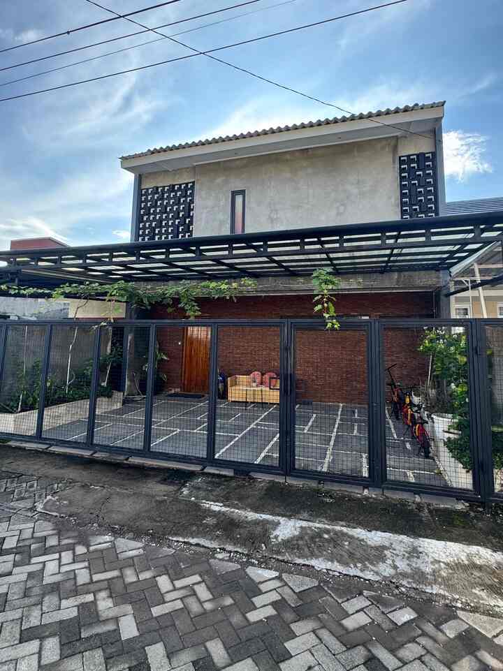 Hai, selamat datang di fasad rumahyuqibam 😚, 
Kusebut fasad simple, keliatan minim ventilasi yah, hehe cuma keliatan aja kok, interior rumahnya Alhamdulillah full ventilasi 😊

konsep rumah industrial yang sederhana lebih menekankan pada keaslian material dan tampilan apa adanya. Misalnya, desain terbuka dengan penggunaan batu bata tanpa plester, material baja beton, serta penambahan elemen kayu untuk memberikan kesan hangat.

Semoga bisa jadi inspirasi yah terima kasih 🫶

#Rumahyuqibam
#RumahIndustrial
#RumahAnggur
#InspirasiFasad
#StyleFasad
#PagarRumah
#PagarRumahMinimalis
#KursiTeras