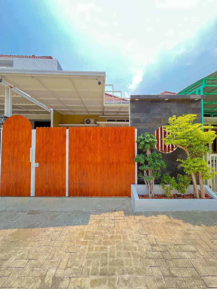 Gaya fasad kediamanan kami adalah Fasad Rumah Minimalis dengan sentuhan ornamen kayu, hal ini dapat terlihat dengan pilihan gerbang yang menggunakan bahan kayu.
Selain itu kami juga menggunakan sentuhan kayu pada teralis lingkaran yang kami sebut dengan rumah hobbit☺️.
Perpaduan ornamen kayu dan batu alam, menambah kesan klasik dan hangat rumah☺️

#PagarRumah #PagarRumahMinimalis #PagarRumahKayu #BatuAlamAndesit #Lampudownlight #LampuTaman #LampuTancap #BataTempel #InspirasiFasad #StyleFasad