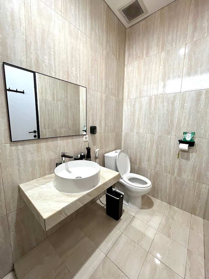 Halo temen-temen, disini aku mau share tentang kamar mandi utama di Delasta House. Untuk ukuran kamar mandi ini adalah 1,5x2,5m. Bagian dinding kamar mandi sengaja kita buat full granite sampai ke plafon, dan warna granit yang kami pilih juga dibuat senada dengan lantainya agar terlihat lebih clean dan simple. Perintilan kamar mandi kami buat senada yaitu di dominasi oleh warna hitam dan putih agar membuat kesan netral pada area kamar mandi. 
#KeramikKamarMandi #GranitKamarMandi #ShowerKamarMandi #WastafelKamarMandi #KeramiDinding #GranitDinding #GranitLantai #KeramikLantai #KamarMandiMinimalis #InspirasiKamarMandi 
