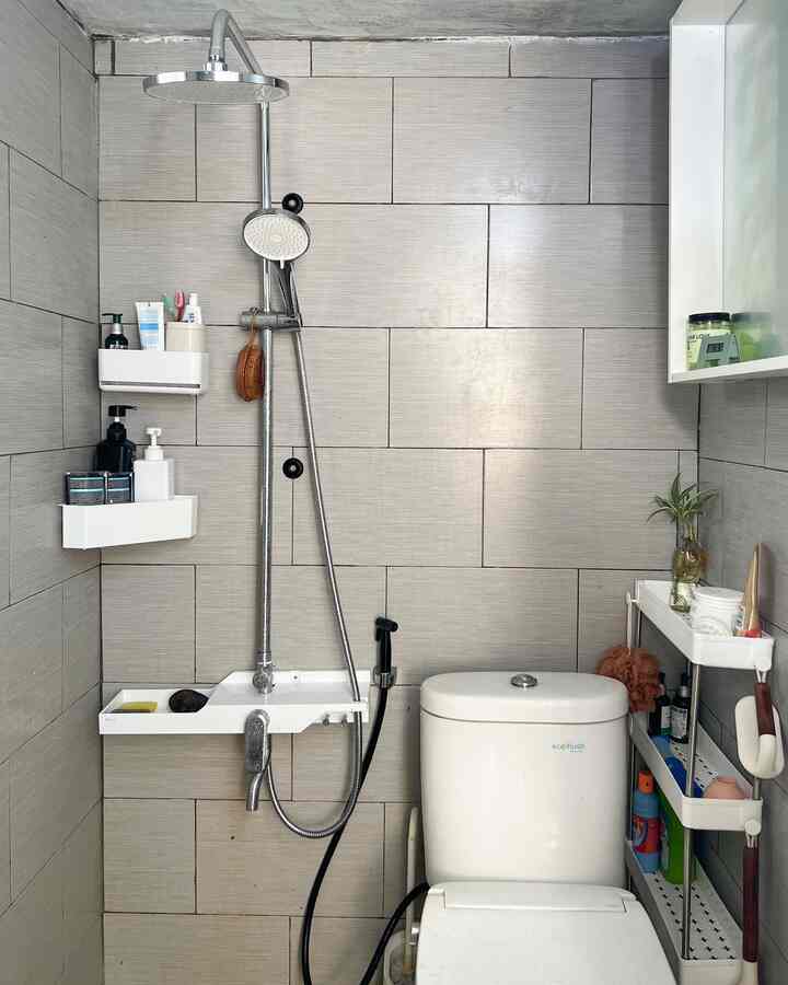 Kamar mandi dengan tema minimalis kami terapakan di ruangan mungil dengan ukuran 1,5m x 2m. Pemilihan material keramik dinding yang polos memberikan kesan kamar mandi yang kecil ini tetap terasa lega. Dan pemasangan keramik dinding full sampai atas bertujuan agar dinding kamar mandi terhindari dari jamur dan lembab

#KeramikKamarMandi #DindingKamarMandi #WarnaKamarMandi #KamarMandiMinimalis #InspirasiKamarMandi