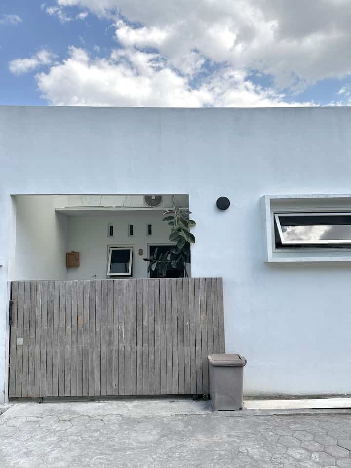 Our minimalist facade☁️
#inspirasifasad #stylefasad #lampuoutdoor #jendelafasad #nomorrumah #penutuptoken