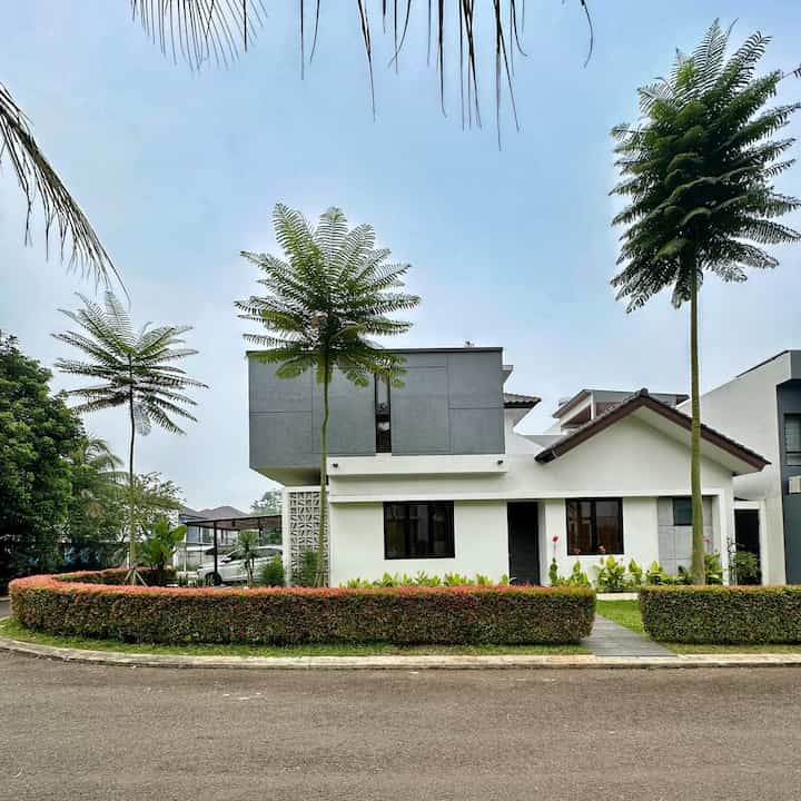 Fasad Rumah
Untuk slide pertama adalah fasad rumah dari sisi samping. Karena rumahku menghadap barat daya, maka sinar matahari pagi selalu memasuki jendela-jendela yang tampak dislide pertama ini. Posisi rumah hook ini sangat menguntungkan dari segi luasan tanah yang lebih besar juga sinar matahari tidak terhalang rumah tetangga sehingga masuk ke dalam rumah melimpah sekali di pagi hari. 
Tampilan pagar tanaman kali ini agak berbeda, ada nuansa merah-merahnya karena belum sempat dirapihkan alias trimming. 

#fasadrumah
#inspirasifasad
#stylefasad
#catrumah
#fasadminimalis
#pagartanaman
#solobiumbrazil
#roster