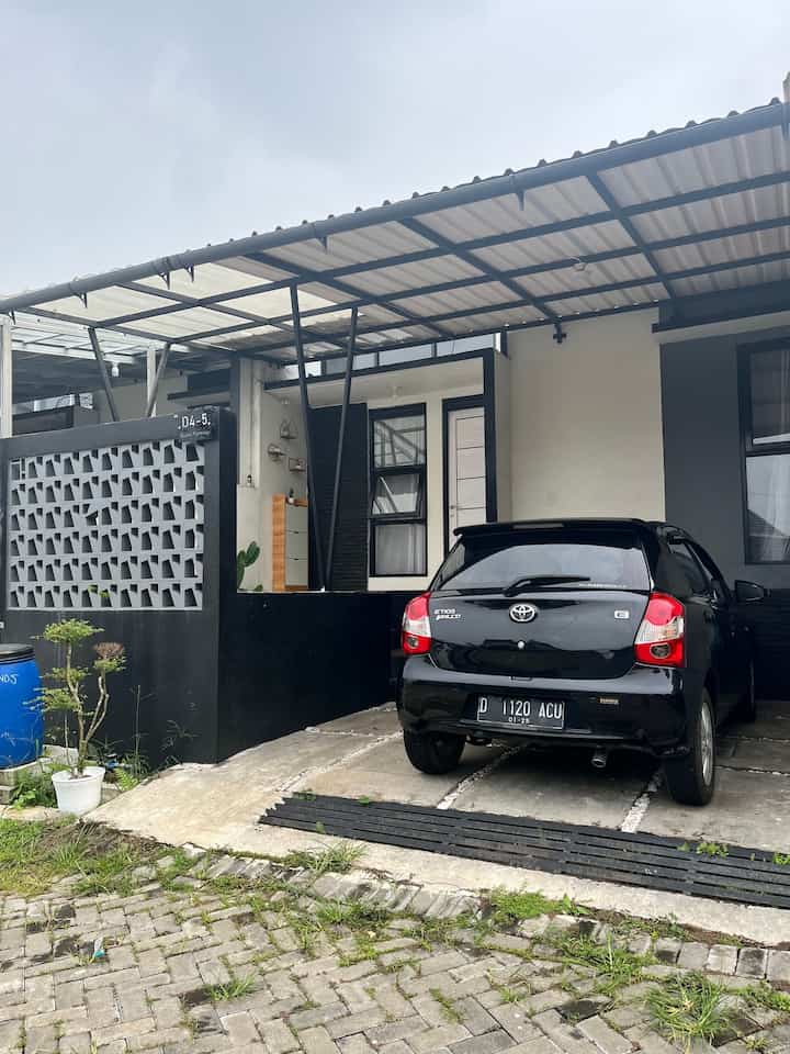 • Fasad Monochrome untuk rumah minimalis

Awalnya rumah ini mau bertema monochrome aja, yg sentuhan warnanya hanya putih - abu - hitam

namun ketika menemukan furnitur warna wood oak rasanya jatuh cinta karna pikirnya terlalu monoton hanya monochrome, 

akhirnya kami putuskan untuk rangka rumah ini (fasad, kusen, warna cat) masih ke tema putih - abu - hitam

dan untuk furniture lainny kita berikan sentuhan warna wood oak, agae terlihat hidup warnanya🤎

semoga menginspirasi yaa🫶🏻

#InspirasiFasad #StyleFasad #Fasadminimalis #KanopiAlderon #Kanopibening #FasadRumahMinimalis