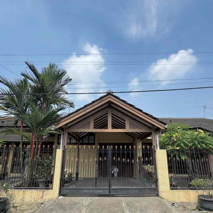 Saat menempati rumah ini, fasad adalah tempat yg tidak termasuk dalam renovasi rumah kami. 

Fasad rumah lama yg apik bawaan developer masih dengan layout carport dan taman kecil menambah keteduhan rumah kami yg menghadap timur dimana sinar matahari menyinari dengan panasnya di pagi hari ☀️🪴

Semoga tetap bisa menginspirasi! ✨
#PagarRumah #CatPagar #PohonPalem #PohonKamboja #BatuCoralSplit #Carport #LantaiBatuAlam #LantaiTeras #InspirasiFasad #StyleFasad