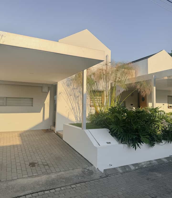 Tema rumah ini adalah scandinavian yang ditandai dengan fasad segitiga dengan palet warna netral putih dan abu-abu.
Kami tidak menggunakan banyak ornamen di area fasad supaya icon utama yaitu atap segitiga terlihat lebih menonjol.
Area taman depan ditanami dengan berbagai tanaman bertema tropis untuk membuat suasana rumah terasa segar dan tidak gersang.

#StyleFacade #minimalisfacade #facadeinspo #facadestyling #inspirasifasad #scandinavian #WarnaCatRumah #WarnaCatKanopi #NomorRumah #TanamanTropis 