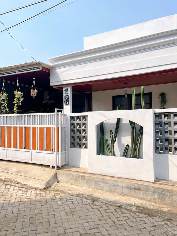 Fasad Rumah ✨

Rumah ini berukuran 7 x 10 meter, yang kami desain minimalis klasik dengan menggunakan pagar dari wood plank berwarna serat kayu di padukan dengan besi galvanis berwarna putih. 

Di bagian sebelah nya kami buat pagar dari bahan hebel dan semen yang di bentuk seperti arch untuk menanam kaktus agar ada kesan berwarna hijau nya, karena keterbatasan lahan yang ada. Untuk bagian teras kami gunakan plafon PVC agar tahan panas dan lembab dan bagian dinding kami beri sedikit wallpanel untuk mempercantik.

Semoga menginspirasi 🤗

#PagarRumahMinimalis
#PlafonPVC
#Wallpanel
#InspirasiFasad
#StyleFasad