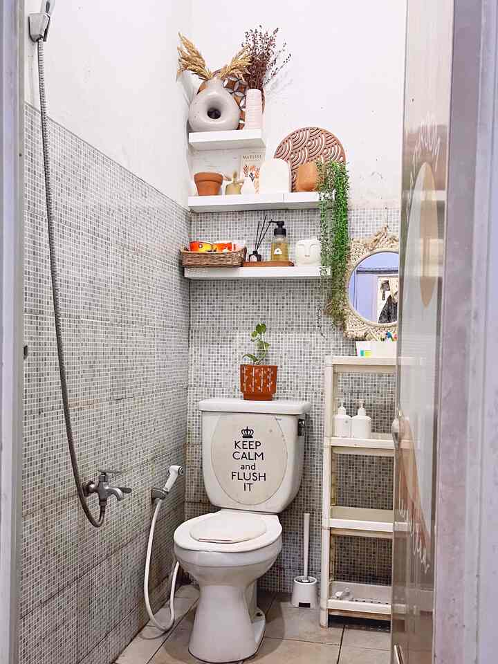 Untuk kamar mandi mungil aku ini , sebenarnya untuk pemilihan ubin dan dinding sudah bawaan dari developer . Untuk bahan yang dipakaipun sebenarnya standard dari developer itu sendiri. Sehingga untuk style nya lebih ke minimalis

Namun agar kamar mandi mungil ini yang hanya berukuran 1x2 meter persegi tetap terlihat aesthetic. Aku tambahkan rak kamar mandi dan ambalan dengan beberapa ornamen hiasan.
Agar telihat lebih asri aku menambahkan tanaman artificial. Dan untuk kaca yang dipakai dengan model macrame agar tetap manjadi satu kesatuan dengan style rumah yaitu bohemian scandi. 

Warna yang aku pilih dominan putih agar terlihat lebih bersih dan terang suasana kamar mandi meskipun berukuran mungil. 

#rakkamarmandi #kacakamarmandi #shower #krankamarmandi #warnakamarmandi #dindingkamarmandi #sikatkamarmandi #kamarmandiminimalis #inspirasikamarmandi