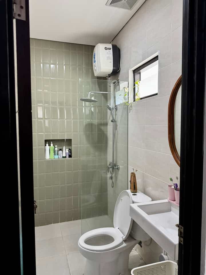 Dari awal membangun rumah, udah kebayang pengen punya kamar mandi yang ada nuansa hijau2nya. Eh, ketemu sama keramik sage yang secara material & budget cocok di kantong kami. Dan tentunya keramik ini menambah estetika di kamar mandi utama ini 👌

#Keramikkamarmandi #showerkamarmandi #kamarmandiminimalis #inspirasikamarmandi