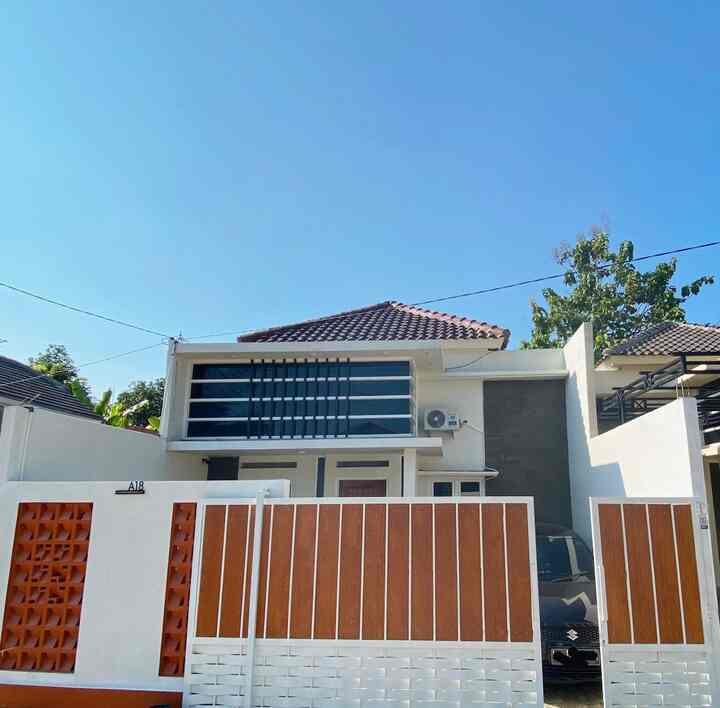 Helloo welcome to Zias Home 💫

Rumah komersil yang berkonsep minimalis modern ini memiliki LT 93/LB 62, dengan panjang 7x13 m. Perumahan kami berada ditengah-tengah pemukiman warga. Rumah kami tidak besar namun sangat nyaman dan betah untuk berada di rumah.

Desain rumah kami dengan fasad kaca dibagian atap tidak hanya sekadar dekoratif, namun juga berperan penting dalam memaksimalkan pencahayaan alami, menciptakan ilusi ruang yang lebih luas, dan membangun koneksi yang kuat antara interior dan eksterior.

Pemilihan material untuk fasad memiliki peran yang sangat penting. Dikombinasikan dengan batu alam di bagian sisi kanan-kiri membuat rumah kami tampak lebih berkesan.

Slide pertama ke slide akhir menunjukan kondisi rumah kami saat ini dan kondisi rumah saat pertama kali serah terima kunci, dimana masih belum dipasang pagar.

#PagarRumah #PagarRumahMinimalis #WarnaCatPagar #CatRumah #InspirasiFasad #StyleFasad #RumahKomersil #RumahKaca #PagarRoster #CatTeracotta #CatPagar #InspirasiPagar #FasadRumah #RumahMungil #RumahMinimalis #LampuDinding #NomorRumah #CatTembokDasar #Dulux #NipponPaint #CatRoster #DesainRumah
