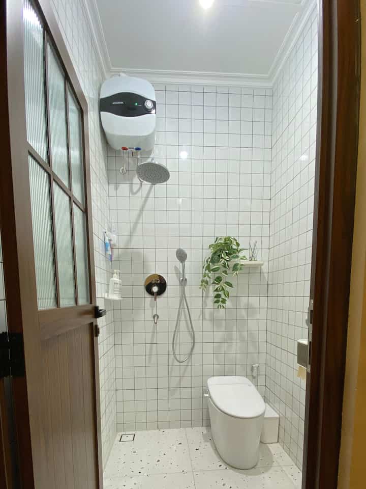 Bathroom ukuran 1,6x 1,3m bertemakan #kamarmandiminimalis pake keramik kotak2 biar timeless dan dapet harga good deal pake merk ellagress. Untuk head shower model tanam jadi terkesan luas dan minim dibersihkan.

Penggunaan pintu alumunium biar lebih durable karena akan kena air terus.

#KamarMandiMinimalis
#KamarMandiJapandi
#InspirasiKamarMandi
#keramikellagress
#toothbrushrack
#floordrainpaloma 
#keramikkotak #kabinetkamarmandi #archcabinet 