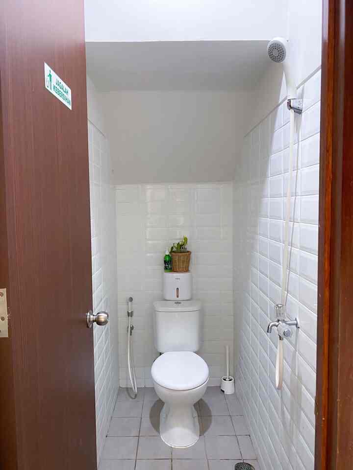 Di rumah kami terdapat 2 kamar mandi , ada di lantai 1 dan ada di lantai atas. Adapun kamar mandi bawah biasa nya di pergunakan untuk tamu yang datang kerumah.

Ukuran yang kecil tapi tetap fungsional 

Untuk kamar mandi rumah kami , saat ini masih seperti awal bawaan developer. Dari 1 tahun kami menempati rumah ini , untuk area kamar mandi yang belum kami renov. Tapi dari kegunaaan semua tetap fungsional

#keramikkamarmandi
#catkamarmandi
#kamarmandiminimalis
#inspirasikamarmandi
#segehouse