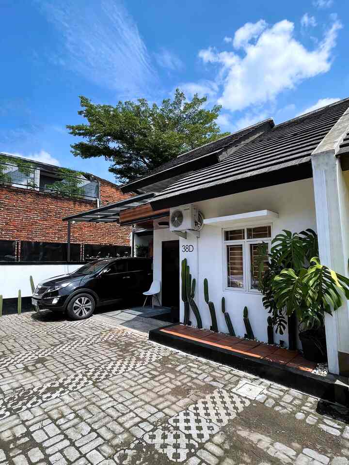 ➖ Facade Inspo

Hai ketemu lagi sama fasad rumah cluster mungil ini. Fasad yang sekarang, sudah lebih sesuai dengan tema rumah #WarmandBold ini.
Walaupun makeovernya masih low budget, tapi Alhamdulillah sudah sesuai sama keinginan aku 🤎🖤

Rumah mungil satu lantai ini, modelnya masih bawaan developer, kami hanya mengubah cat exterior jadi warna putih dari awal pindah, agar lebih terlihat cerah dan bersih. Sekarang ditambah dengan nuansa warna kekayuan pada plafon, wallpanel pvc dan decking kayu di taman mini, dan tetap menggunakan warna hitam pada beberapa material, agar sesuai dengan tema rumah kami. 

Semoga menginspirasi 🤎🖤🤍

#PagarRumah #GarasiMobil 
#PagarRumahMinimalis  #WarnaCatPagar #PlavonPVC #TamanMini #Tamanmungil #DeckingKayu #PavingBlock #KanopiKaca  #CatRumah  #KursiTeras #InspirasiFasad #StyleFasad #RumahCluster #RumahMungil #RumahDeveloper #RumahMinimalis #RumahKecil #Exterior #ExteriorInspo #Facade

