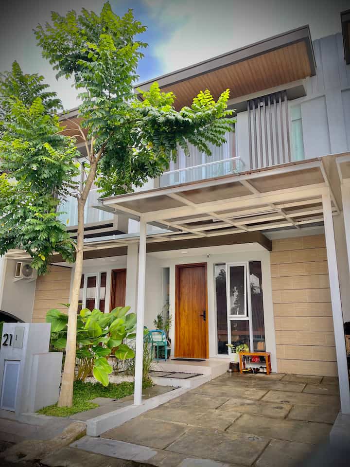 Fasad Minimalis bawaan Developer

Beginilah tampilan fasad bawaan developer di cluster perumahan kami utk rumah 5x12 m. Pastinya tidak diperbolehkan merubah material exterior. Ada Carport yg cukup utk 1 mobil dan kanopi yg belum kami rubah karna keterbatasan budget sedangkan ingin rasanya kedepan pakai kanopi pvc yg sedang trend saat ini.

Satu-satunya yg sudah dirubah adalah bagian taman. Semula lebarnya sejajar dengan teras, namun kita potong utk dijadikan entry way dengan membuat semen blok. Selain untuk akses jalan kaki menuju teras, area ini sering kami manfaatkan utk menaruh motor di malam hari. Krna kalau siang motor bisa diparkirkan di parkiran umum persis depan rumah.

Untuk membuat area teras lebih cozy saya menambahkan kursi-kursi santai yg saya dapat dr marketplace & ikea. Biasanya duduk disini menikmati sore bersama popo & lulu 🐈‍⬛🐈 agar mereka happy menikmati outdoor.

#InspirasiFasad #Stylefasad #fasadminimalis #raksepatubangku #rakbambu #tanamannorfolk #cemaranorfolk #kursisantai #kursibesioutdoor #doormatpvc #smartdoorlock #fasaddeveloper #fasadcluster #kursilipat