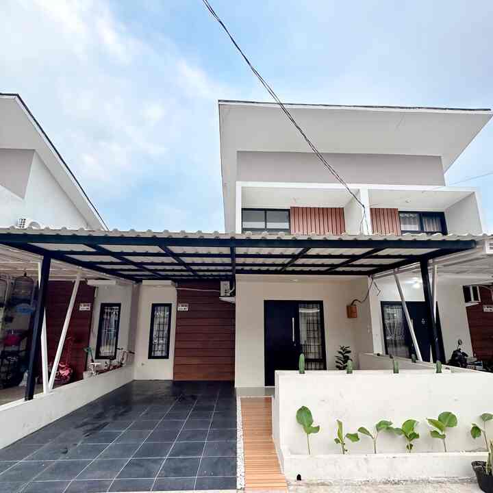 Langsung jatuh cinta sama cluster ini karna fasad nya yang minimalis dan modern, yapppp sebelum ketemu rumah ini udah mutermuter daerah Bekasi buat nyari rumah, tapi belum ada yang cocok, ntah dari model bangunannya, atau harganya! Dan sampailah ketemu sama rumah ini, langsung jatuh cinta dan cocok sama harganya 😍
Fasad bawaan developer tapi sedikit dirubah dibagian teras, kemarik carpot + pasang kanopi.
Fasad minimalis dengan konsep 1 setengah lantai semoga menginspirasi yaa 🫶


#cateksterior #catjotun #calathea #kaktuskoboi #lidahmertua #tanamanhidup #trofastikea #keramikcarpot #ketapangartificial #keramikteras #kanopi #tralisminimalis #inspirasifasad #stylefasad