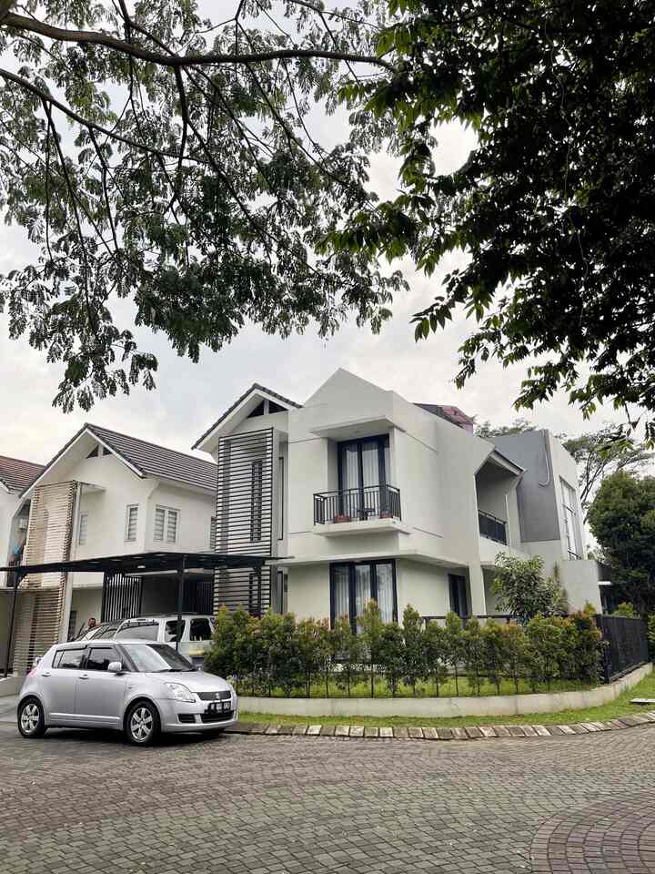 Dirumah.43 Facade 🤎

Looks nya masih harus seragam dgn rumah lain karna aku tinggal di cluster kecil yg mengharuskan memiliki wajah yg seragam.
Untuk warna kusen kupilih warna black supaya looksnya semakin terlihat minimalis dan bold as the same time.

Btw.. lagi mendung terus ngga sih di tempat kalian? 🥹

#PagarRumah #PagarRumahMinimalis #WarnaCatPagar #CatRumah #KursiTeras
#InspirasiFasad
#StyleFasad