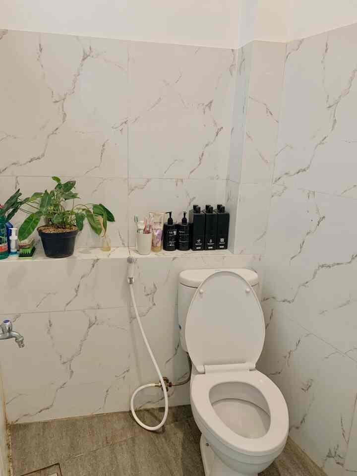 Satu satunya Kamar Mandi yang ada di Rumah Moci bawaan developer dengan ukuran 1.5 x 2 meter.

Dengan menggunakan cat putih, serta keramik putih bercorak menghadirkan kesan clean serta minimalist dan membuat ruangan terasa lebih luas.

Dengan rak tanam bawaan developer, serta peralatan mandi yang sedikit agar tidak membuat kamar mandi terasa sesak

#KeramikKamarMandi  #PintuKamarMandi #CatKamarMandi  #WarnaKamarMandi #DindingKamarMandi  #KeramikDinding  #KeramikLantai #KamarMandiMinimalis #KamarMandiJapandi  #InspirasiKamarMandi