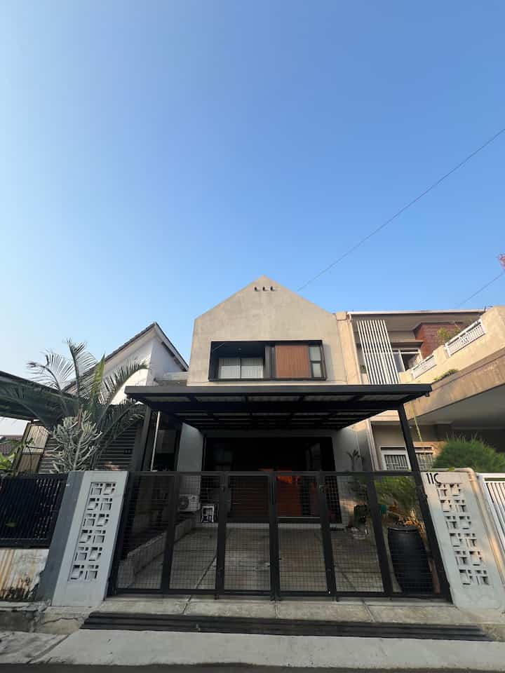 - fasad -

Hallo sahabat Ohouse !

Beginilah tampilan fasad rumah_veyla yang minim dekorasi 🤭
Bener-bener simple,,
Rumah segitiga abu-abu ini jadi penanda patokan buat ojeg online,,

#roster #NomorRumahAkrilik #KanopiRumah #Conwood #WallPanel #FasadMinimalis #InspirasiFasad #StyleFasad