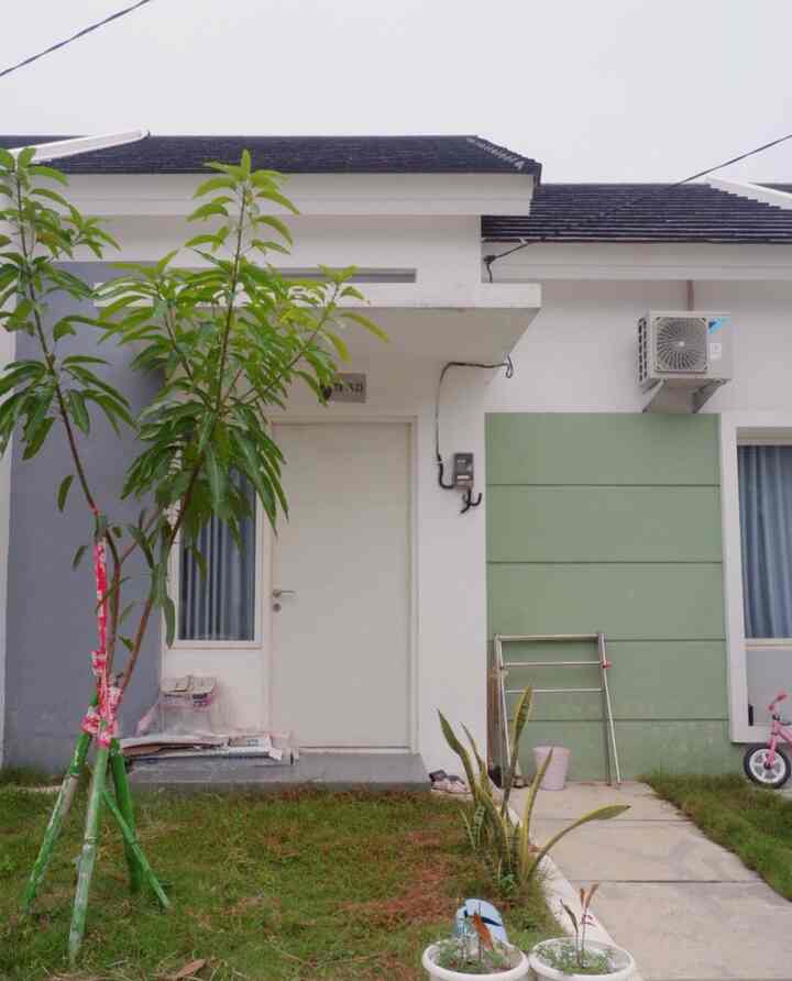 Beginilah tampak luar Rumah Pinky Mama yang masih bawaan dari developer. Dengan cat warna hijau dan putih, menjadikan fasad rumah kami tampak minimalis. Tidak lupa tanaman lidah mertua yang kami tambahkan di taman depan rumah. Karena tanaman ini tidak perlu banyak perawatan 😄

#fasadcluster #inspirasifasad #stylefasad #facade #tampakluar