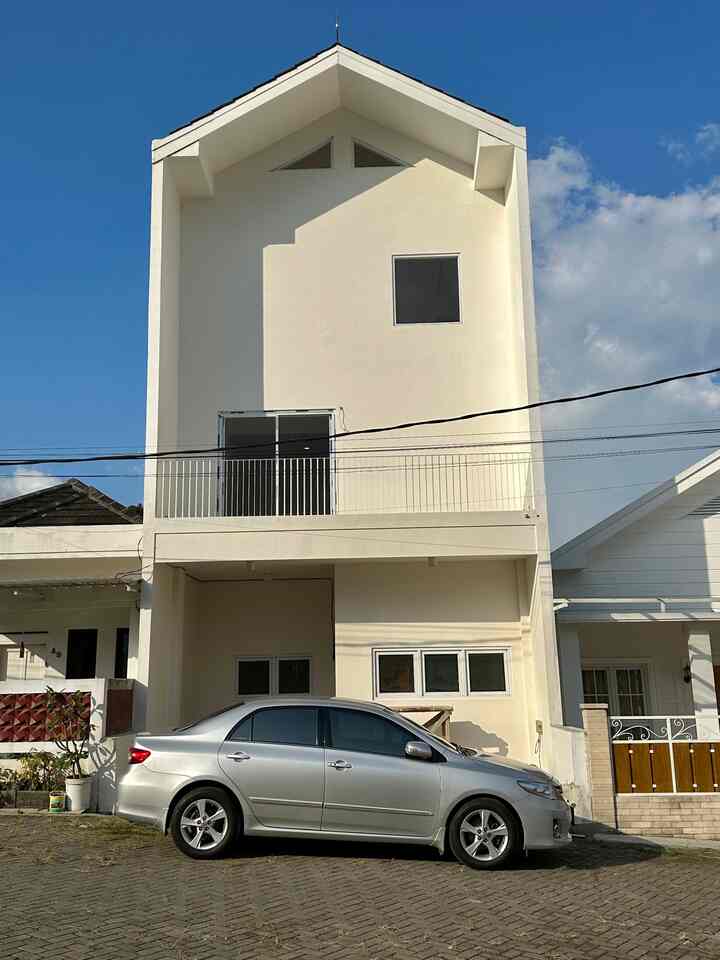 #RumahSeupil dibangun tanpa pagar 〰️ biar nampak lebih luas dan kasih kesan friendly (terbuka)—tidak terlalu private/tertutup.

Lebarnya hanya 6 m:
• 3 m untuk garasi 1 mobil
• 3 m lagi untuk taman kecil dan bangunannya dibuat lebih maju sedikit (tempat pintu posisi menyamping—entrance)

Si taman ini fungsinya cukup krusial, dia yang bikin rumah jadi lebih homie dan hijau (ga gersang) 🌿 lebih lively gitu kesannya~

#CatRumah #RumahTanpaPagar #InspirasiFasad #StyleFasad #FasadRumahJepang #FasadPolos #TamanDepanRumah