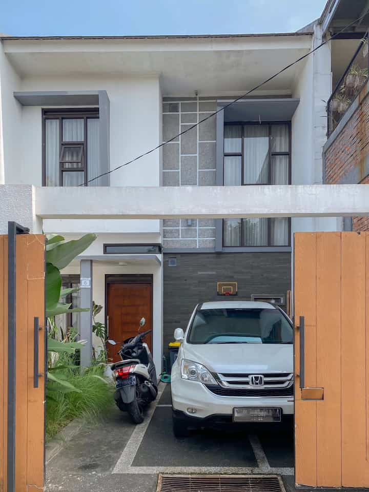 inilah fasad rumah yang masih standar bawaan developer cuma ganti pagar supaya lebih tertutup, dan ganti warna cat dinding

#PagarRumah
#Woodplank
#GRCWoodplank
#CatRumah
#TanamanEkorKuda
#TamanMinimalis 
#InspirasiFasad
#StyleFasad 