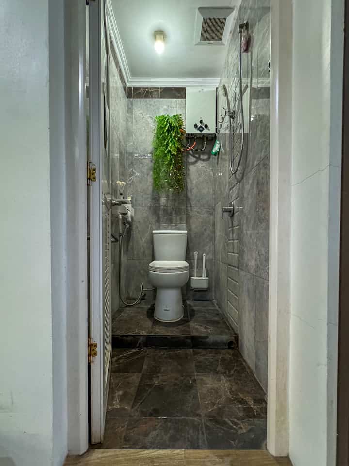 🔅Emergency Bathroom🔅

Karena satu dan lain hal, kamar mandi utama kami direnov menjadi 2. salah satunya yg berukuran lebih kecil yaitu 100cm x 160cm sebenernya diperuntukkan sebagai kamar mandi darurat jika  penghuni rumah ini harus berbarengan memakai WC terutama di pagi hari. Namun, untuk keperluan darurat juga, meskipun sempit, kamar mandi ini tetap bisa dipakai untuk mandi. karenanya, kami tetap sediakan shower. 

Untuk dinding kami menggunakan keramik bermotif marmer ukuran 30cm x 60 cm, dengan warna abu-abu, dan menggunakan 2 tipe yaitu polos dan kotak-kotak. Lantainya kami pakai keramik motif marmer juga, warna hitam, permukaan kasar/anti slip karena untuk bagian lantai, dan berukuran 30cm x 30cm. 

untuk keran dan shower kami memilih material stainless agar mudah perawatannya. sementara wc dan printilan dekorasi kami pilih warna putih agar terkesan terang. untuk menambah unsur segar tropis kami pasang tanaman artificial gantung sekaligus berfungsi menyembunyikan selang-selang water heater. 


#MaterialKamarMandi #KeramikKamarMandi #PintuKamarMandi #CatKamarMandi #DindingKamarMandi #WarnaKamarMandi #KeramikDinding #KeramikLantai
#KamarMandiModern #KamarMandiMinimalis
#InspirasiKamarMandi