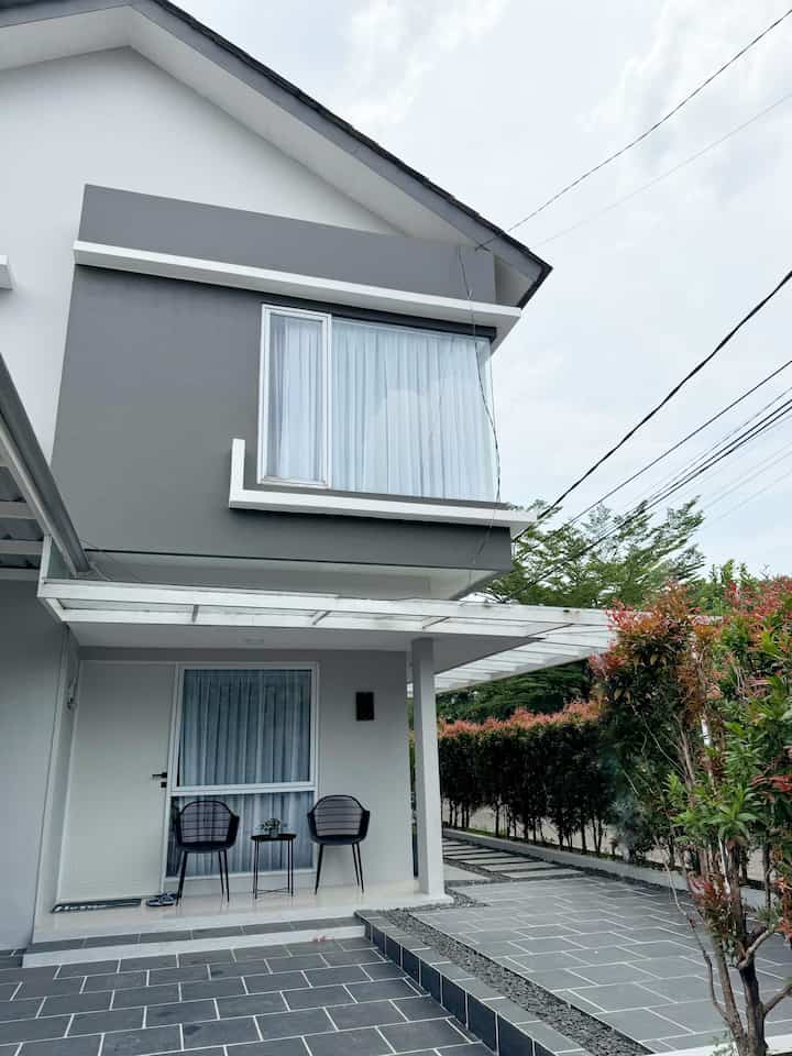 Hai
Fasad rumah ini tidak banyak dirubah ketika renovasi, hanya di cat saja sesuai warna yang di inginkan

Canopy kaca sepanjang teras masih belum di renovasi karena menunggu budget😬

Oh iya untuk Cat Exterior kami menggunakan Jotun

Untuk lantai carport diganti Keramik nya
Ada perubahan di lantai halaman samping, di bikin step step dari semen dan di beri kerikil di samping-samping nya supaya lebih aesthetic
Ada outdoor Living juga di samping rumah, untuk tempat duduk-duduk sore sambil ngopi dan bercengkrama bersama teman atau anggota keluarga lainnya🙂
.
#fasadrumah
#fasadrumahminimalis
#catexterior
#terasrumah
#kursiteras
#outdoorliving
#bangkuteras
#bangkutaman
#backyard
#tamansamping
#carport
#stylefasad

