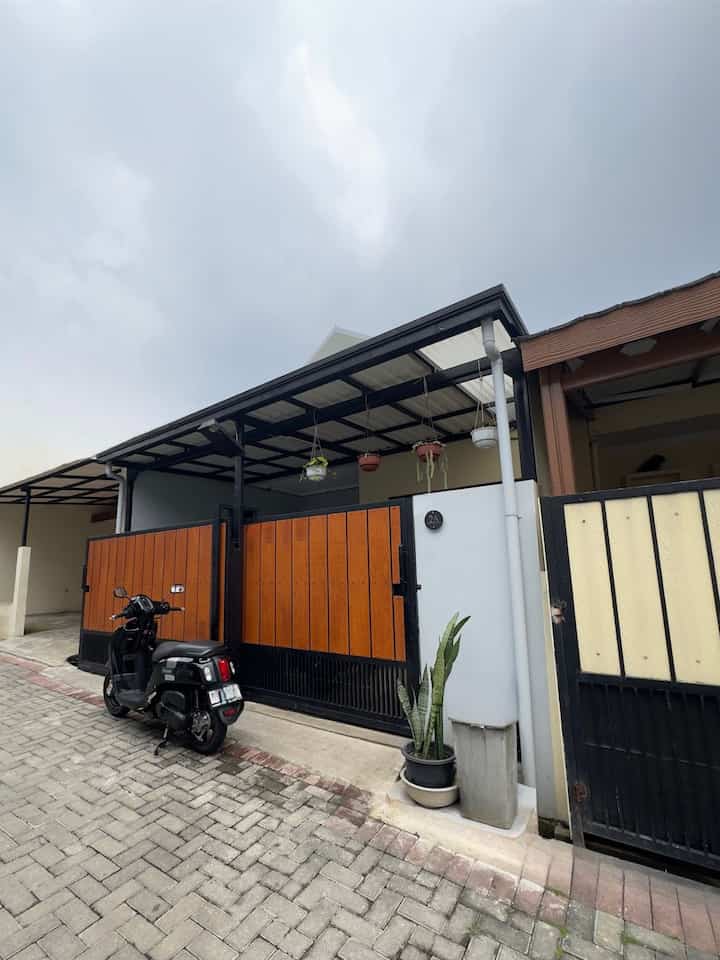 Inspirasi Fasad Minimalis 🏠

Gaya fasad rumah kami adalah fasad minimalis dengan atap pelana dengan warna yang netral.
Untuk pagar dan canopy kami memilih desain yang simple agar style fasadnya tetap terlihat minimalis.



#PagarRumah #PagarRumahMinimalis #WarnaCatPagar #PlavonPVC #CatRumah
#BangkuTamanCor #InspirasiFasad #StyleFasad #FasadRumahMinimalis 